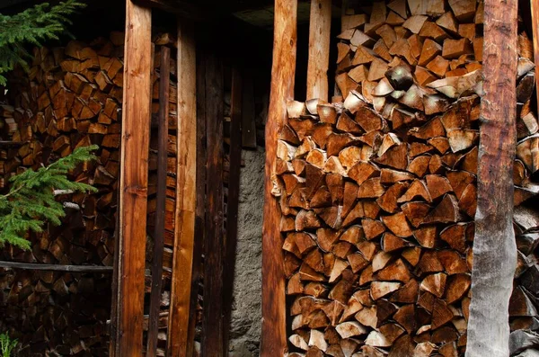 屋外倉庫に積み重ねられた薪のクローズアップ — ストック写真
