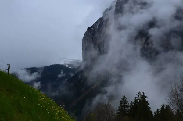 Живописный Вид Горы Покрытые Туманом — стоковое фото