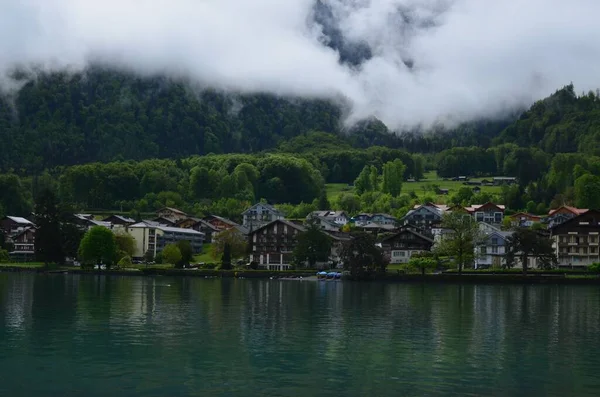 山の近くの湖岸にある美しい村の絵のような景色 — ストック写真