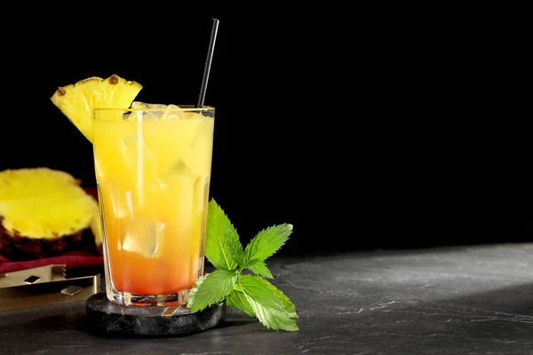 Ein Glas Leckerer Ananas Cocktail Und Minze Auf Schwarzem Tisch — Stockfoto