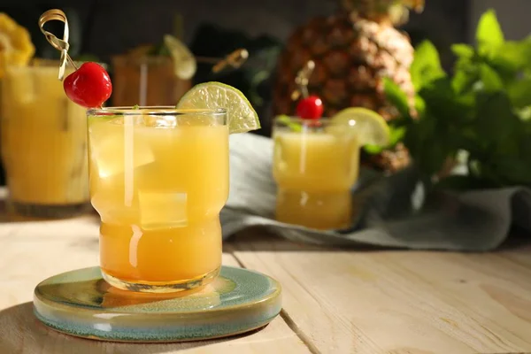 Leckerer Ananas Cocktail Mit Kirsche Und Limette Auf Holztisch Raum — Stockfoto