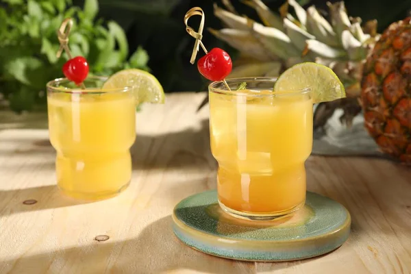 Leckere Ananas Cocktails Mit Kirsche Und Limette Auf Holztisch — Stockfoto