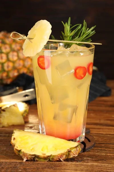 Würziger Ananas Cocktail Mit Chili Rosmarin Und Frischen Früchten Auf — Stockfoto