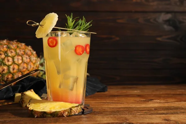 Würziger Ananas Cocktail Mit Chili Rosmarin Und Frischen Früchten Auf — Stockfoto