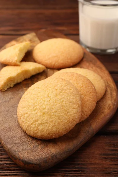 Delicious Δανικά Μπισκότα Βουτύρου Στο Ξύλινο Τραπέζι Closeup — Φωτογραφία Αρχείου