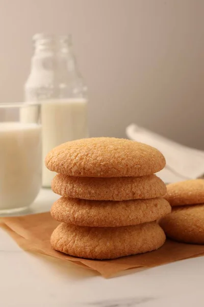 Смачне Данське Масло Печиво Білому Мармуровому Столі Крупним Планом — стокове фото