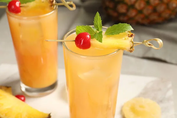 Leckerer Ananas Cocktail Mit Minze Und Kirsche Auf Dem Tisch — Stockfoto