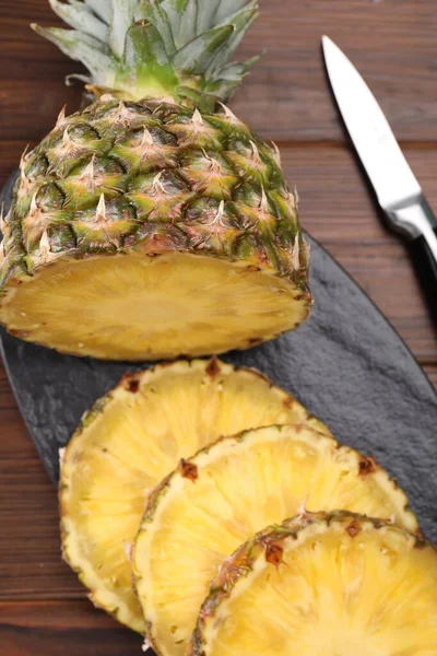Kawałki Smacznego Dojrzałego Ananasa Drewnianym Stole Widok Powyżej — Zdjęcie stockowe