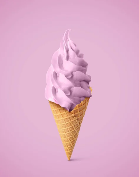 色泽紫罗兰色背景的脆锥形美味软食浆果冰淇淋 — 图库照片
