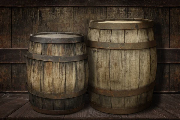 質感の壁の近くに茶色の棚に木製の樽 — ストック写真