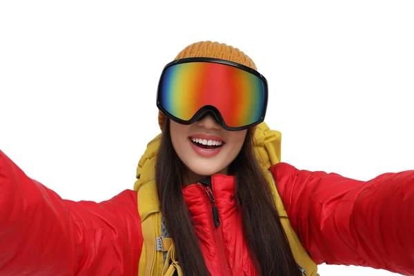 Mulher Sorridente Óculos Esqui Tomando Selfie Fundo Branco — Fotografia de Stock
