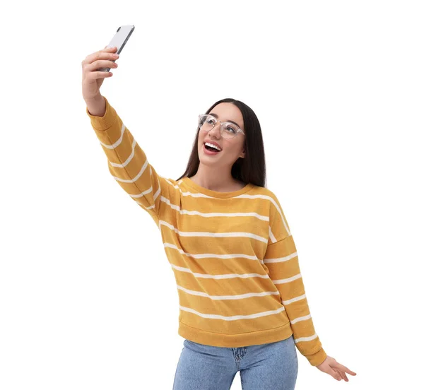 Leende Ung Kvinna Som Tar Selfie Med Smartphone Vit Bakgrund — Stockfoto