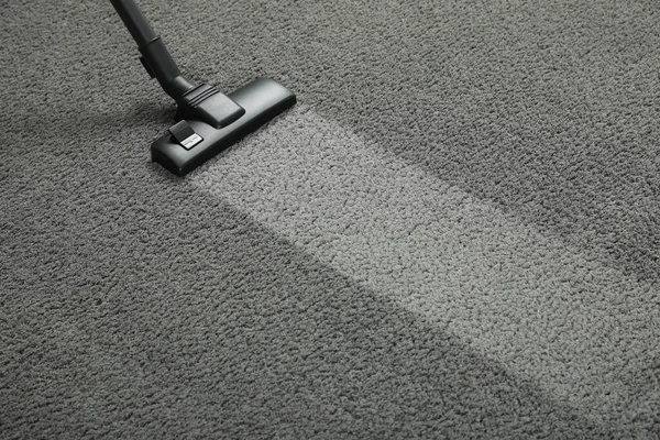 Staubsaugender Grauer Teppich Reinigen Sie Den Bereich Nach Der Benutzung — Stockfoto