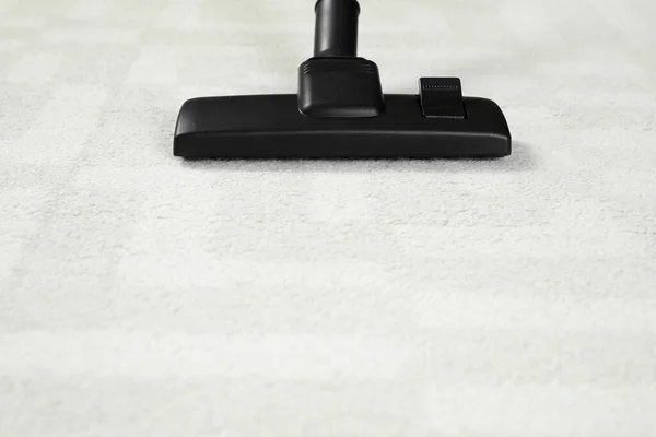 Weißer Teppich Mit Modernem Staubsauger Absaugen Raum Für Text — Stockfoto