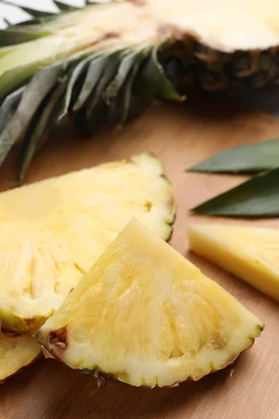 Reife Ananasscheiben Auf Holzbrett Nahaufnahme — Stockfoto