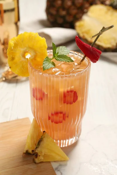一杯辛辣的菠萝鸡尾酒 配上辣椒和薄荷 放在白桌上 — 图库照片