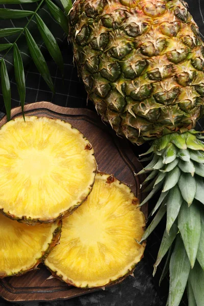 Snijdt Smakelijke Rijpe Ananas Heel Fruit Zwarte Tafel Plat Gelegd — Stockfoto