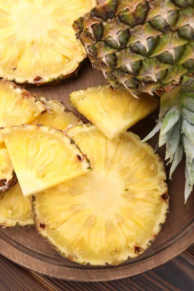 Leckere Reife Ananasstücke Auf Dem Tisch Draufsicht — Stockfoto