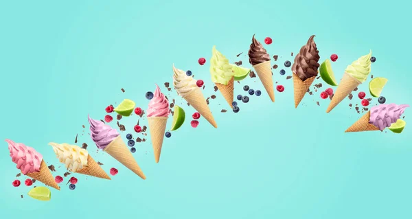 おいしい異なるアイスクリーム ラズベリー ブルーベリー ライムとチョコレートの破片が薄い青の背景に落ちます — ストック写真