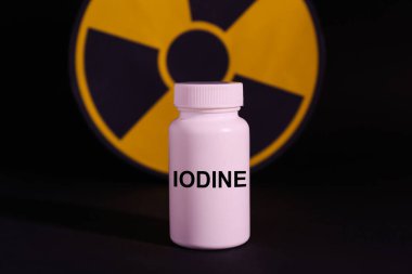 Siyah arka planda plastik iyot ve radyasyon izi var.