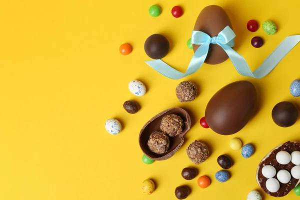 Sabrosos Huevos Chocolate Caramelos Sobre Fondo Amarillo Puesta Plana Espacio — Foto de Stock