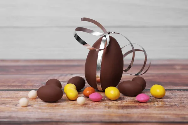 Смачні Шоколадні Яйця Барвисті Цукерки Дерев Яному Столі — стокове фото