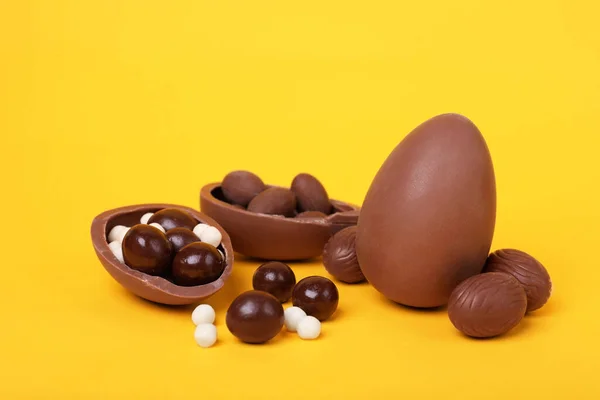 맛있는 초콜릿알 과노란 배경의 클로즈업 — 스톡 사진