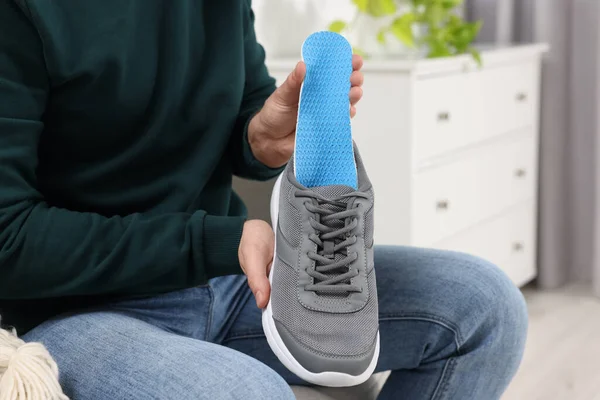 Mann Steckt Orthopädische Einlegesohle Schuh Nahaufnahme — Stockfoto