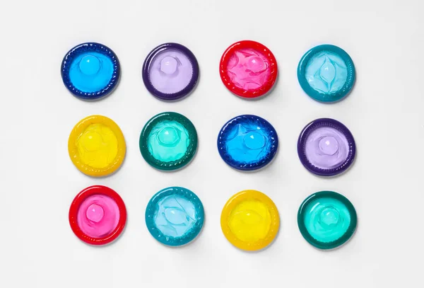 Kleurrijke Condooms Witte Achtergrond Plat Gelegd Veilige Seks — Stockfoto
