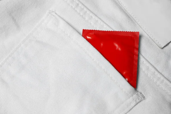 Verpacktes Kondom Weißer Jeanstasche Nahaufnahme Sicherer Sex — Stockfoto