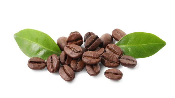 Geröstete Kaffeebohnen Und Blätter Isoliert Auf Weiß — Stockfoto