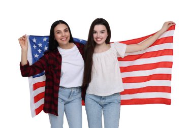 4 Temmuz - Amerika 'nın Bağımsızlık Günü. Beyaz arka planda ABD bayrağı taşıyan mutlu anne ve kız.