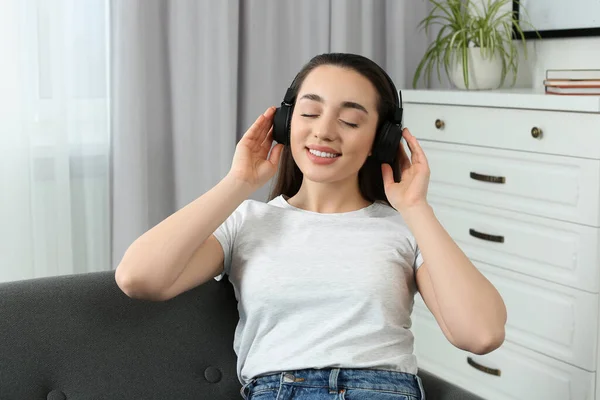 Ευτυχισμένη Γυναίκα Ακουστικά Απολαμβάνοντας Μουσική Μαλακό Καναπέ Στο Σπίτι — Φωτογραφία Αρχείου