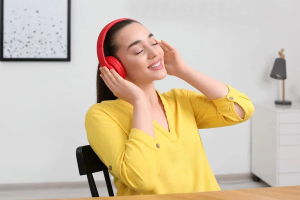 Mulher Feliz Fones Ouvido Desfrutando Música Casa — Fotografia de Stock