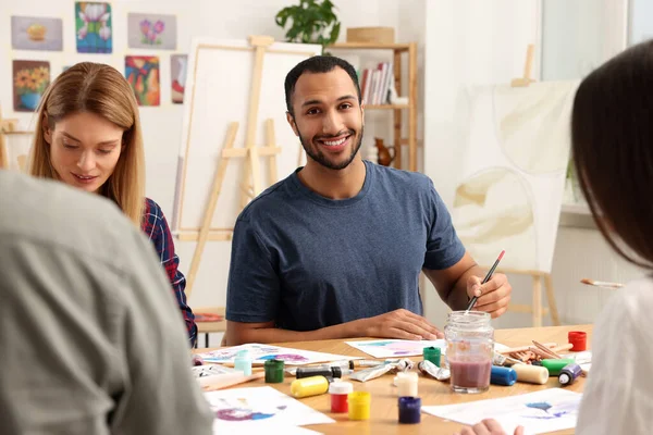 Groupe Étudiants Fréquentant Cours Peinture Atelier Loisirs Créatifs — Photo