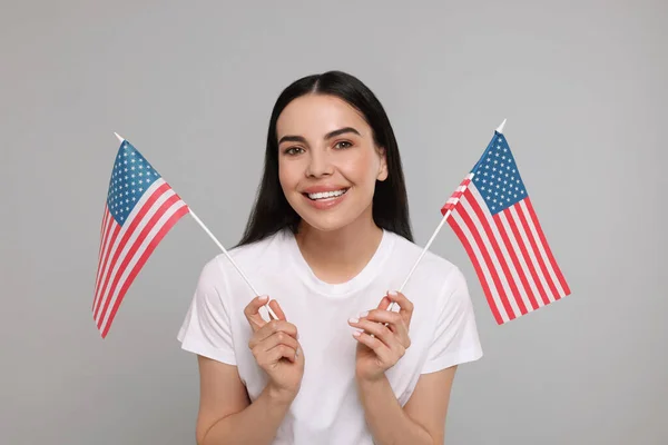 Julio Día Independencia Estados Unidos Mujer Feliz Con Banderas Americanas —  Fotos de Stock