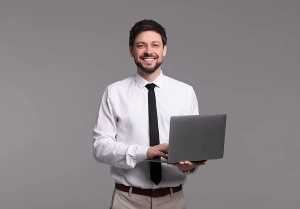 Pria Bahagia Dengan Laptop Dengan Latar Belakang Abu Abu — Stok Foto