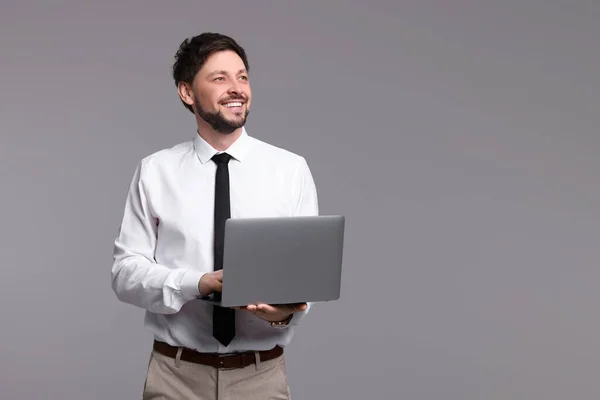 Homem Feliz Com Laptop Fundo Cinza Espaço Para Texto — Fotografia de Stock