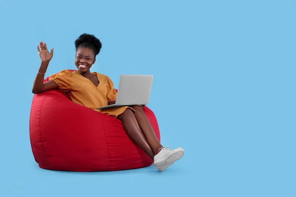 Όμορφη Νεαρή Γυναίκα Φορητό Υπολογιστή Κάθεται Καρέκλα Beanbag Έναντι Ανοιχτό — Φωτογραφία Αρχείου