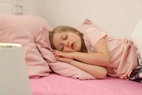 Mała Dziewczynka Chrapie Podczas Snu Łóżku Domu — Zdjęcie stockowe