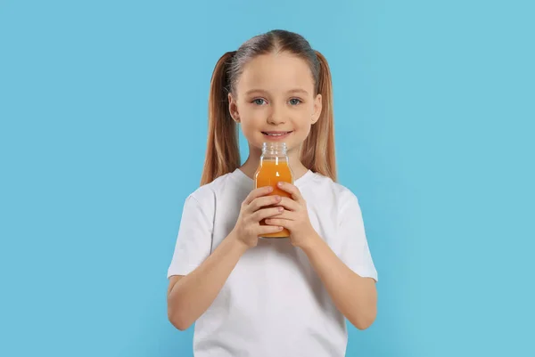 Χαριτωμένο Κοριτσάκι Μπουκάλι Φρέσκο Χυμό Γαλάζιο Φόντο — Φωτογραφία Αρχείου