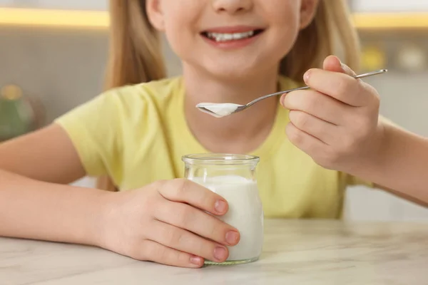 Cute Little Girl Smacznym Jogurtem Białym Marmurowym Stole Pomieszczeniach Zbliżenie — Zdjęcie stockowe