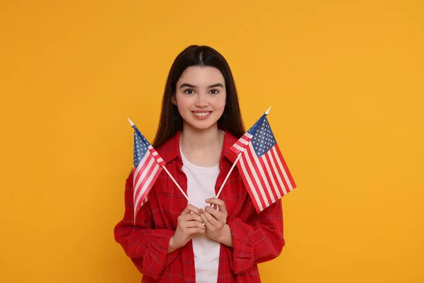 Lipca Dzień Niepodległości Usa Szczęśliwa Dziewczyna Amerykańskimi Flagami Żółtym Tle — Zdjęcie stockowe