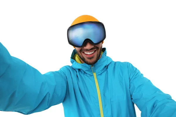 Sorridente Giovane Uomo Occhiali Sci Prendendo Selfie Sfondo Bianco — Foto Stock