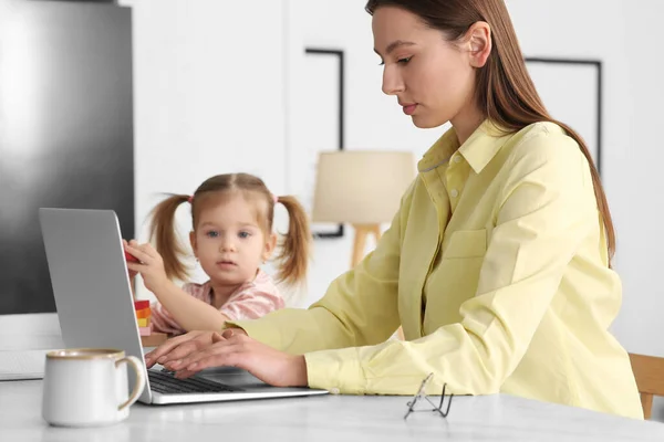 Mujer Trabajando Remotamente Casa Madre Usando Laptop Mientras Hija Juega —  Fotos de Stock