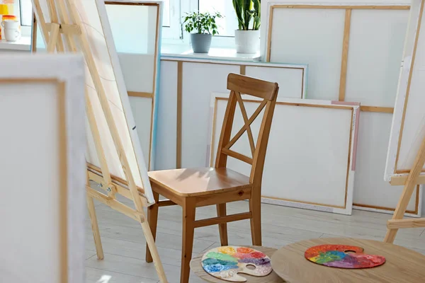Easel Καμβά Και Καρέκλα Κοντά Στο Παράθυρο Στο Στούντιο Του — Φωτογραφία Αρχείου