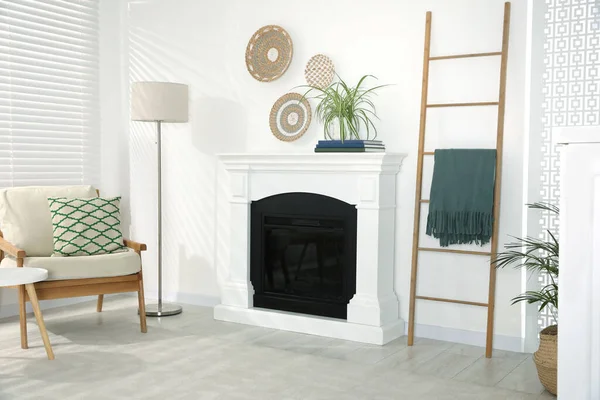スタイリッシュな部屋で暖炉の近くに木製のはしご — ストック写真