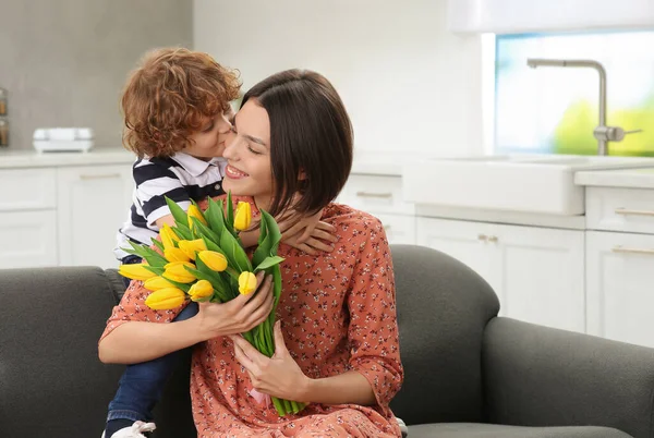 Kisfiú Gratulál Anyjának Otthon Töltött Anyák Napjával Hely Sms Ezéshez — Stock Fotó