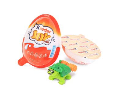 Slynchev Bryag, Bulgaristan - 24 Mayıs 2023: Kinder Joy Egg ve oyuncak kaplumbağa