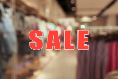 Kelime satışı ve kıyafetlerle moda mağazasının bulanık görüntüsü